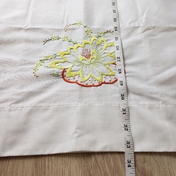 Pair Vintage Wabasso Embroidered Pillowcases - Picture 10 of 13